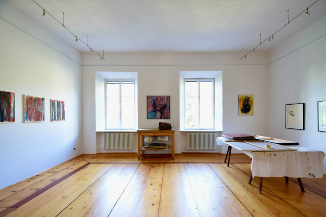 Elegante Stadtwohnung in historischem Ambiente mit überdachtem Stellplatz
