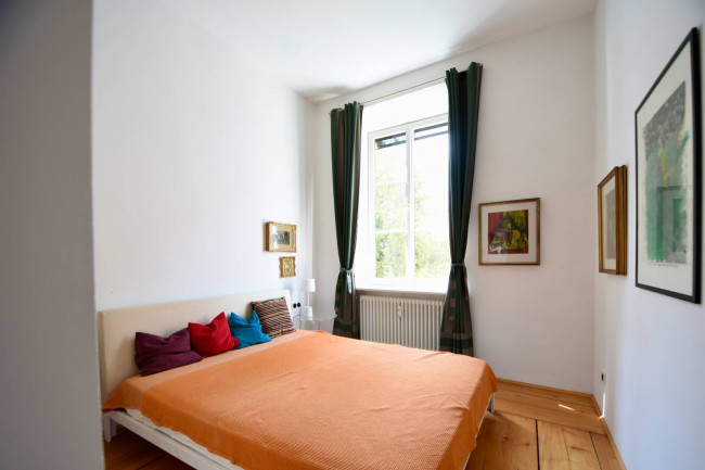 Elegante Stadtwohnung in historischem Ambiente mit überdachtem Stellplatz