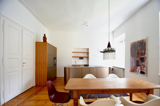 Elegante Stadtwohnung in historischem Ambiente mit überdachtem Stellplatz