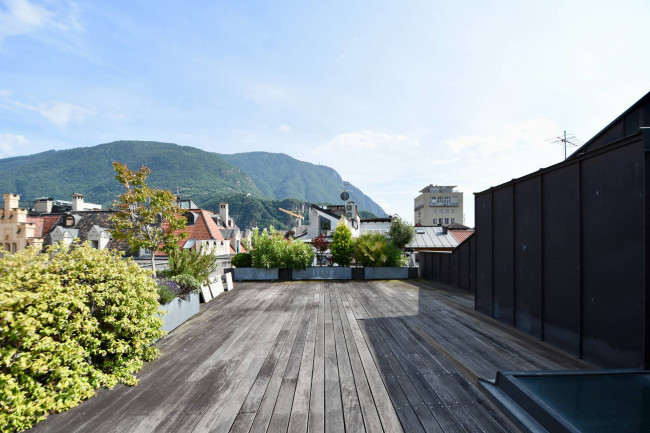 Großzügige 4-Zimmer-Attikawohnung mit Panoramablick über den Dächern Bozens