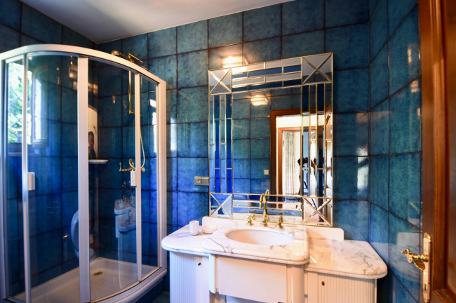 Großzügige Villenhälfte mit Wintergarten, Garten und Doppelgarage in Neumarkt