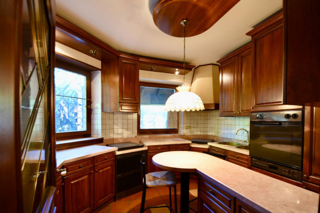 Großzügige Villenhälfte mit Wintergarten, Garten und Doppelgarage in Neumarkt