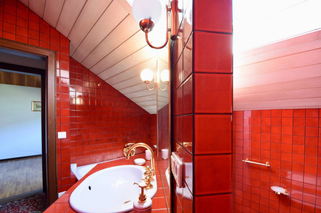 Großzügige Villenhälfte mit Wintergarten, Garten und Doppelgarage in Neumarkt