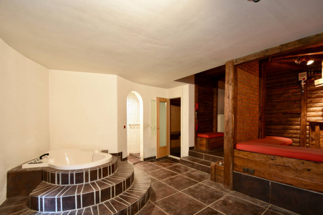 Großzügige Villenhälfte mit Wintergarten, Garten und Doppelgarage in Neumarkt