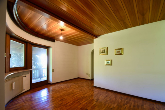 Großzügige Villenhälfte mit Wintergarten, Garten und Doppelgarage in Neumarkt