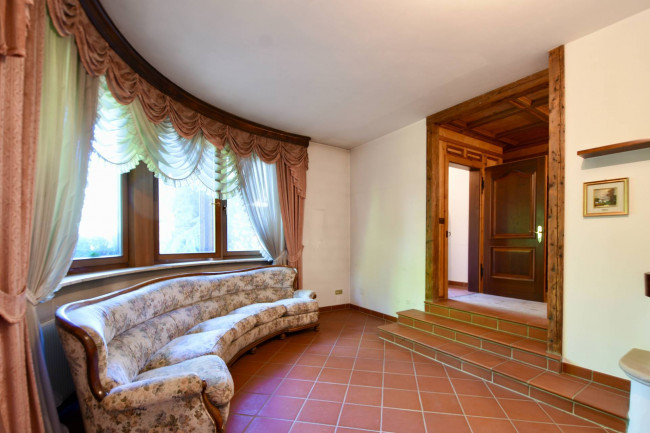 Großzügige Villenhälfte mit Wintergarten, Garten und Doppelgarage in Neumarkt