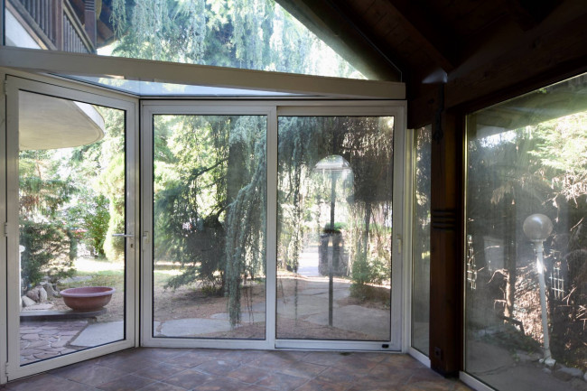 Großzügige Villenhälfte mit Wintergarten, Garten und Doppelgarage in Neumarkt