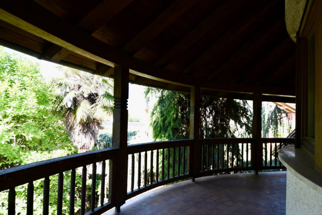 Großzügige Villenhälfte mit Wintergarten, Garten und Doppelgarage in Neumarkt