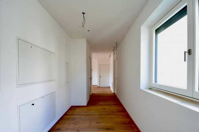 Esclusivo attico con 4 stanze, terrazza e giardino privato