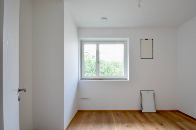 Esclusivo attico con 4 stanze, terrazza e giardino privato