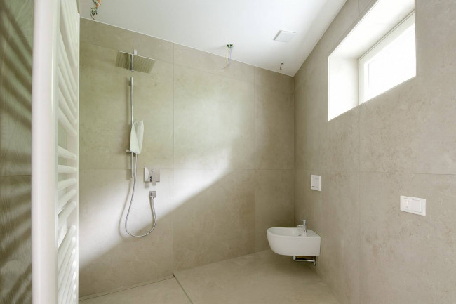 Esclusivo attico con 4 stanze, terrazza e giardino privato