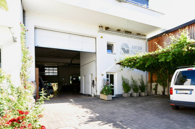 Gewerbehalle mit Büro und Dienstwohnung in Terlan/Siebeneich