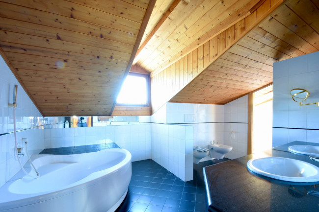 Charmante 4-Zimmer-Mansarde mit Balkon, Keller und Autostellplatz