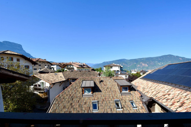 Charmante 4-Zimmer-Mansarde mit Balkon, Keller und Autostellplatz