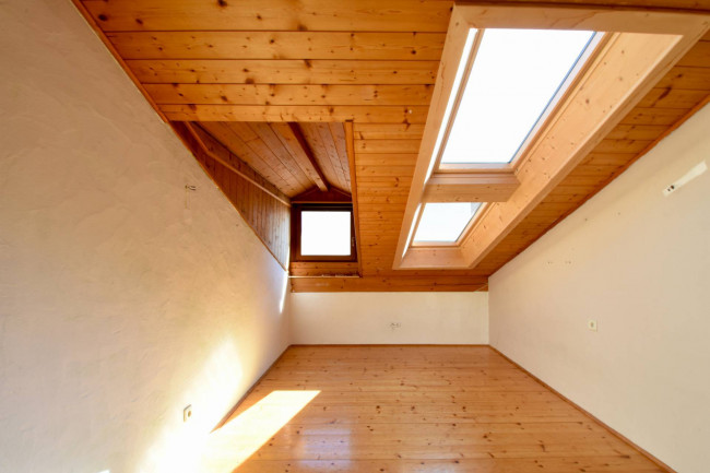 Charmante 4-Zimmer-Mansarde mit Balkon, Keller und Autostellplatz