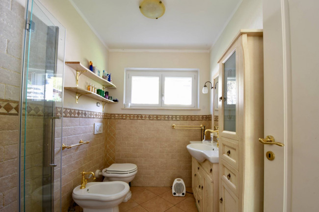 Freistehendes Haus mit Garten, Garage und Ausblick – mit Ausbaupotenzial