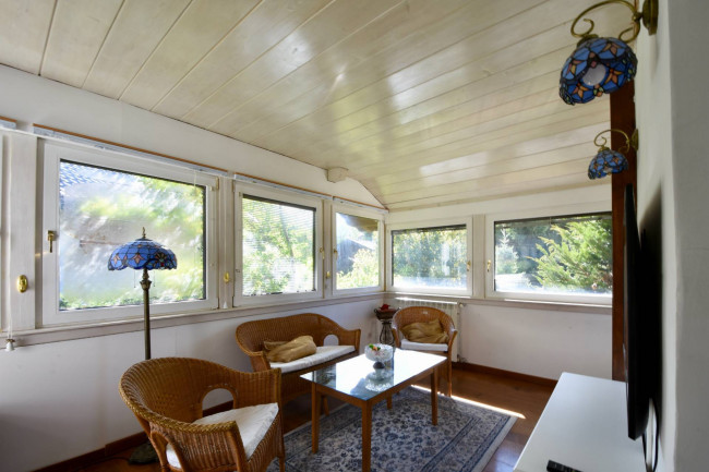 Freistehendes Haus mit Garten, Garage und Ausblick – mit Ausbaupotenzial