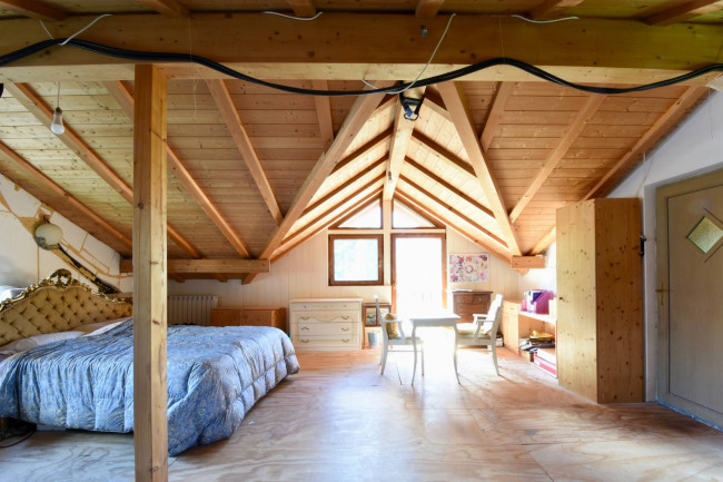 Freistehendes Haus mit Garten, Garage und Ausblick – mit Ausbaupotenzial