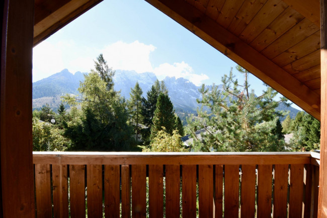 Freistehendes Haus mit Garten, Garage und Ausblick – mit Ausbaupotenzial