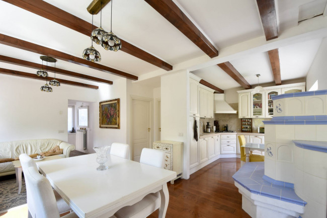 Freistehendes Haus mit Garten, Garage und Ausblick – mit Ausbaupotenzial