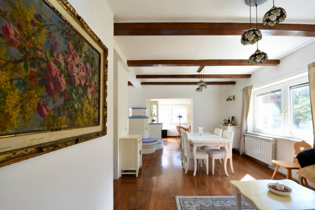 Freistehendes Haus mit Garten, Garage und Ausblick – mit Ausbaupotenzial