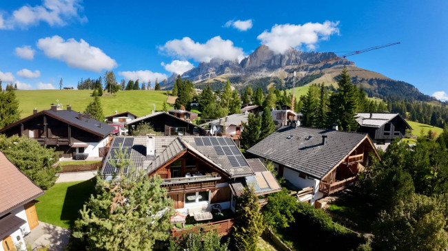 Freistehendes Haus mit Garten, Garage und Ausblick – mit Ausbaupotenzial