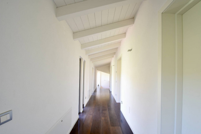 Herrschaftliche Villa mit Baugrundstück und weitläufigem Anwesen bei Piacenza