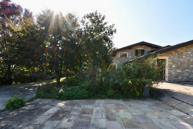 Herrschaftliche Villa mit Baugrundstück und weitläufigem Anwesen bei Piacenza