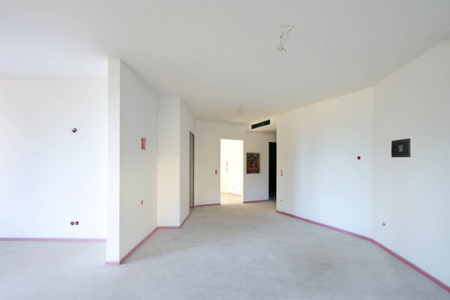 Stilvolle 3-Zimmer-Wohnung mit Balkon, zwei Garagen und Pool in den Weinbergen von Bozen Gries