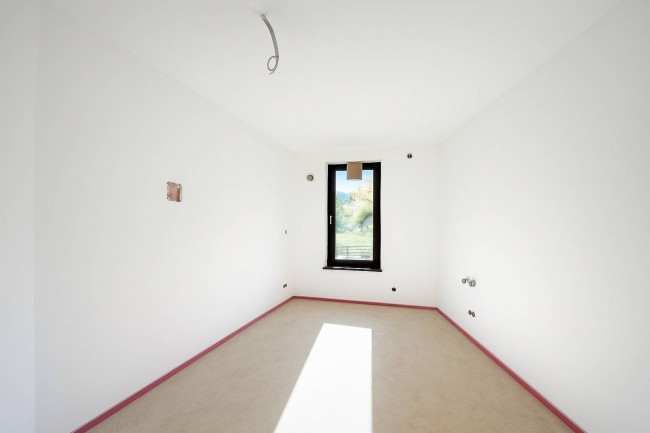 Stilvolle 3-Zimmer-Wohnung mit Balkon, zwei Garagen und Pool in den Weinbergen von Bozen Gries