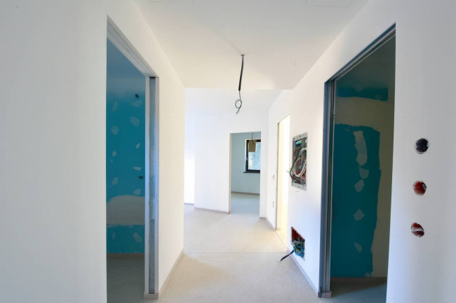 Stilvolle 3-Zimmer-Wohnung mit Balkon, zwei Garagen und Pool in den Weinbergen von Bozen Gries