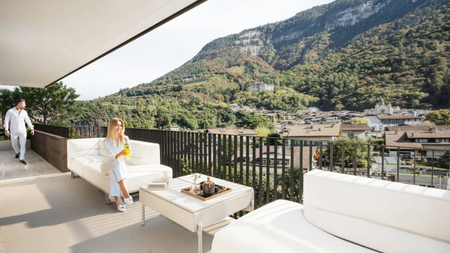 Moderne Dreizimmerwohnung mit zwei Terrassen und privatem Garten in Montan