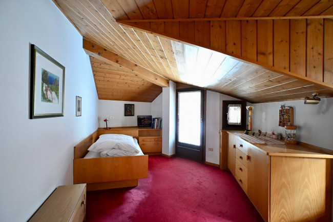 Exklusive 5-Zimmer-Mansarde mit Terrassen, Kamin und Garage in zentraler Lage von Bozen