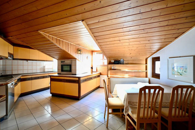 Exklusive 5-Zimmer-Mansarde mit Terrassen, Kamin und Garage in zentraler Lage von Bozen