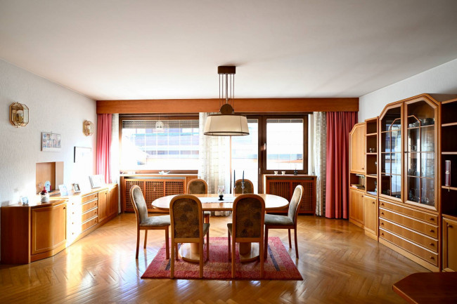 Exklusive 5-Zimmer-Mansarde mit Terrassen, Kamin und Garage in zentraler Lage von Bozen