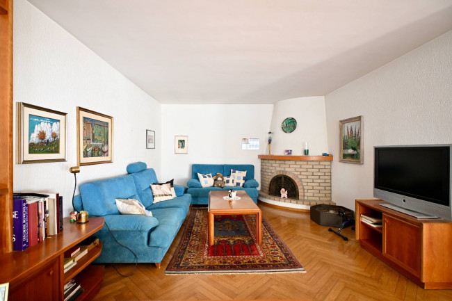 Exklusive 5-Zimmer-Mansarde mit Terrassen, Kamin und Garage in zentraler Lage von Bozen