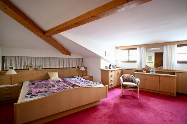 Exklusive 5-Zimmer-Mansarde mit Terrassen, Kamin und Garage in zentraler Lage von Bozen