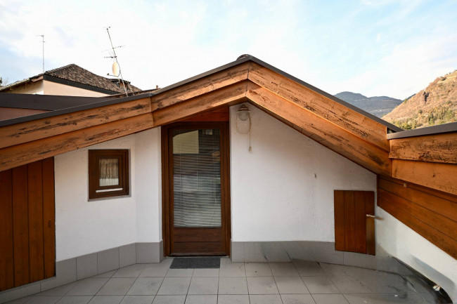 Exklusive 5-Zimmer-Mansarde mit Terrassen, Kamin und Garage in zentraler Lage von Bozen