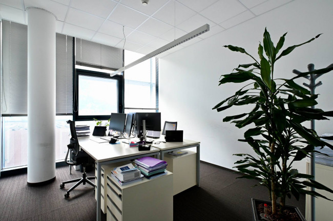 Büro in Bozen Süd mit Konferenzraum und optionalen Stellplätzen