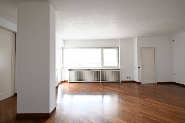 Großzügige Attikawohnung mit Terrasse, Panoramablick und zwei Garagen in Bozen Gries