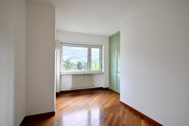 Großzügige Attikawohnung mit Terrasse, Panoramablick und zwei Garagen in Bozen Gries
