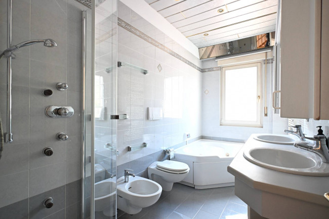 Großzügige 5-Zimmer-Wohnung auf zwei Ebenen mit zwei Veranden, Garage und Keller in Bozen-Gries