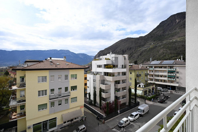 Großzügige 5-Zimmer-Wohnung auf zwei Ebenen mit zwei Veranden, Garage und Keller in Bozen-Gries