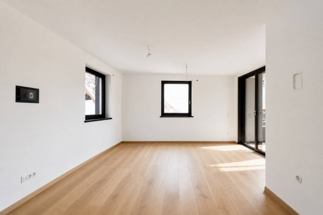 Stilvolle 3-Zimmer-Wohnung mit Balkon, zwei Garagen und Pool in den Weinbergen von Bozen Gries