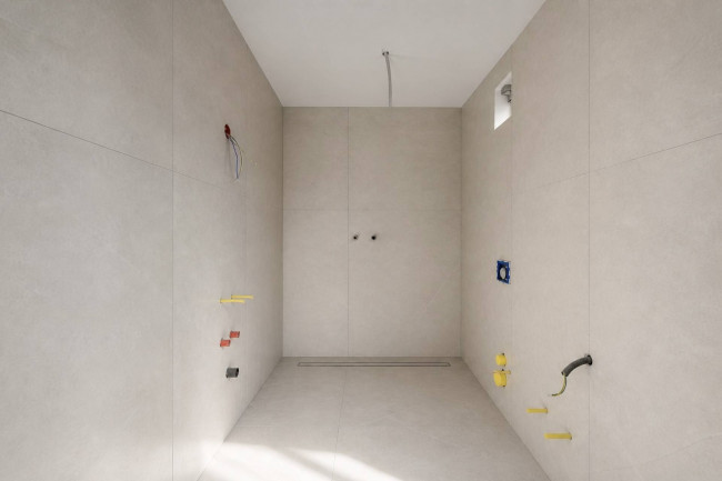 Stilvolle 3-Zimmer-Wohnung mit Balkon, zwei Garagen und Pool in den Weinbergen von Bozen Gries