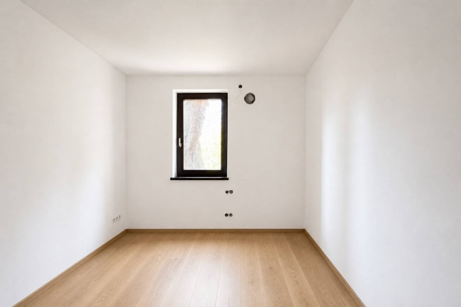 Stilvolle 3-Zimmer-Wohnung mit Balkon, zwei Garagen und Pool in den Weinbergen von Bozen Gries