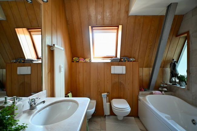 Exklusive 4-Zimmer-Attikawohnung mit Garage und Autostellplatz in zentraler Lage von Bozen