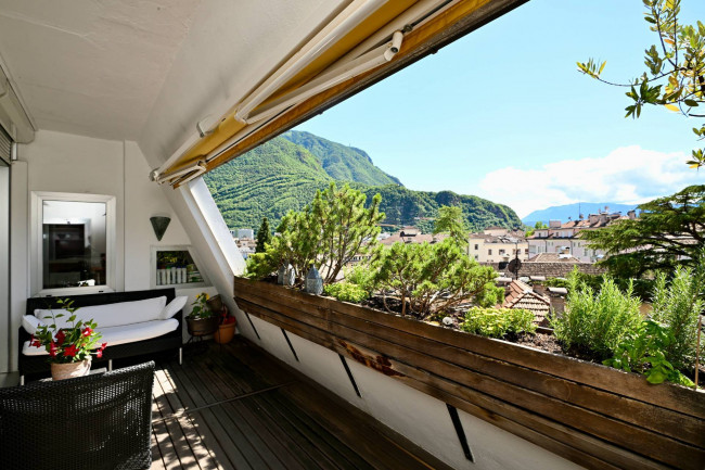 Exklusive 4-Zimmer-Attikawohnung mit Garage und Autostellplatz in zentraler Lage von Bozen
