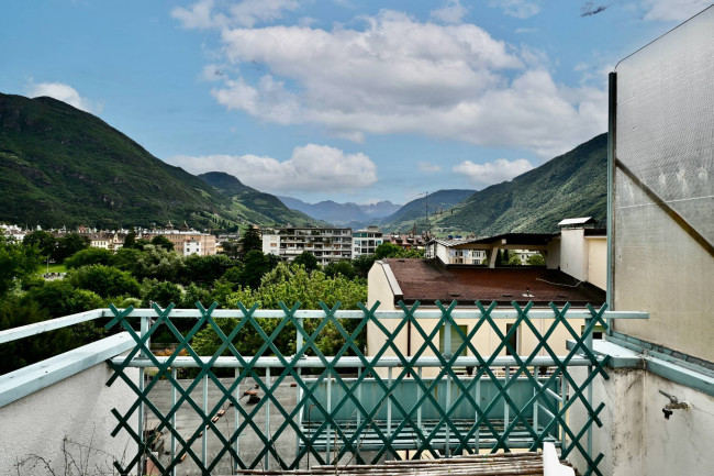 Nacktes Eigentum einer 4-Zimmer-Attikawohnung mit Panoramablick über Bozen