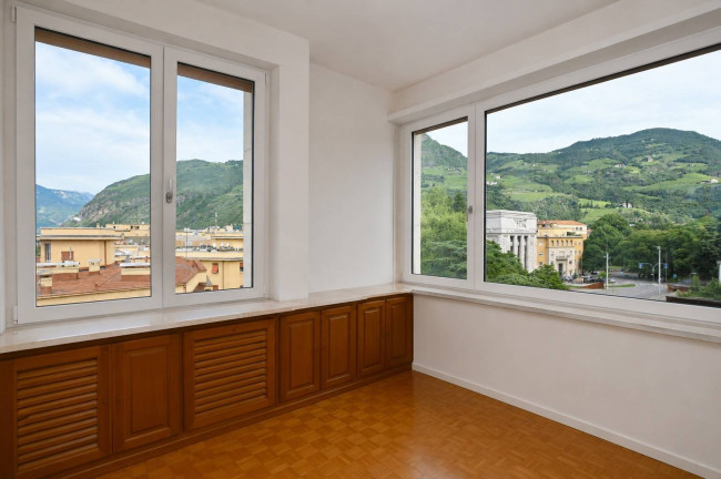 Nacktes Eigentum einer 4-Zimmer-Attikawohnung mit Panoramablick über Bozen